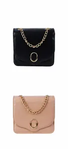Detailansicht der Mini-Umhängetaschen in Schwarz und Apricot mit goldenen Ketten und Schnallen
