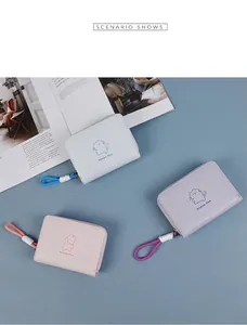 Tre portafogli minimalisti in colori pastello con orsi e tiretti per zip annodati