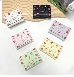 Détails des mini portefeuilles à motif fraise déclinés en six couleurs pastel