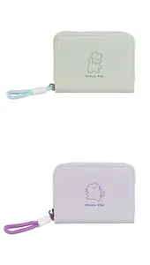 Détail de portefeuilles vert pastel et violet avec motifs animaux mignons et fermeture