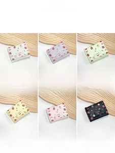 Six couleurs de portefeuilles fraise mignons présentés sur des supports en bois