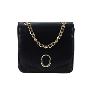 Klassische schwarze Leder-Umhängetasche mit goldener Kette und ovalem Metallverschluss