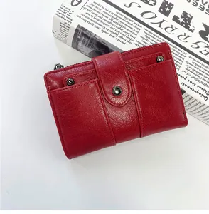 Vue détaillée d'un portefeuille en similicuir rouge avec rivets et bouton-pression
