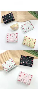 Détail de portefeuilles à motif fraise en quatre couleurs avec nœud et ruban décoratif