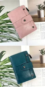 Vue détaillée de portefeuilles en similicuir rose et vert foncé avec rivets rétro