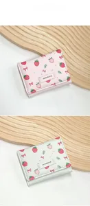 Détails de portefeuilles à motif fraise avec nœuds roses et étiquettes lettrées
