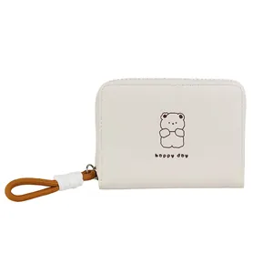 Portefeuille chic en cuir crème avec imprimé ours joyeux et tirette en corde décorative