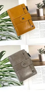 Gros plan de portefeuilles vintage en cuir PU avec poche zippée et fermeture à pression