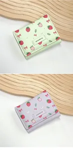 Détails de portefeuilles courts à trois volets avec imprimé fraise et motifs nœuds