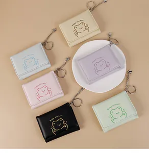 Dettaglio di portafogli compatti con orsetto in vari colori e portachiavi a forma di cuore