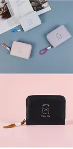 Vue macro de porte-monnaie ours en bleu, rose, violet et noir avec fermeture à glissière