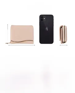 Detailansicht der rosa Kunstleder-Geldbörse mit Handy-Größenvergleich auf weißem Grund