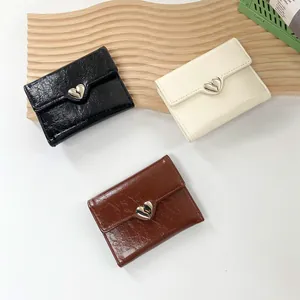 Dreifach gefaltete Vintage-Lederbörsen für Damen mit Herz-Metallschnalle in drei Farben