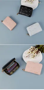 Detalle del interior con ranuras para tarjetas y dibujos de gatos en las carteras de cuero PU