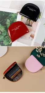 Detailweergave van de halfronde laklederen portemonnee met harmonica kaartvakken in accordeonstijl