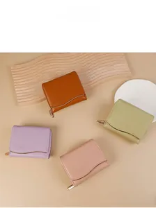 Flache Ansicht von weichen Leder-Geldbörsen in Macaron-Farben mit Wellenverzierung