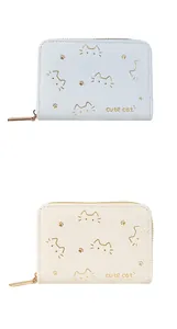 Detalle de carteras pequeñas con cremallera y estampados de gatos en cuero PU azul y beige