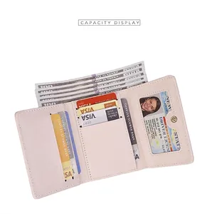 Détails intérieurs d'un portefeuille rose en cuir avec fentes pour cartes et billets