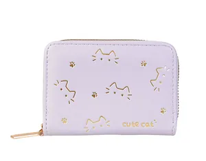 Detalle de la cartera de cuero PU púrpura con estampados de gatos dorados y cremallera