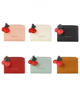 Vue détaillée montrant six couleurs différentes de mini portefeuilles à pendentif cerise