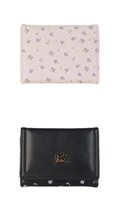 Détail d'un portefeuille rose à fleurs et d'un portefeuille noir avec boucle dorée chic