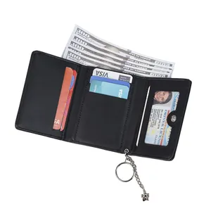 Portafoglio nero a tre ante con scomparti per carte e portachiavi in metallo integrato
