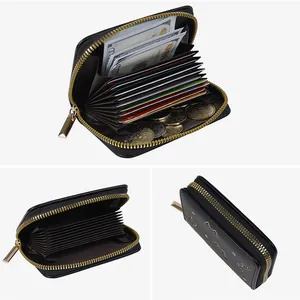 Cartera de gato negro en cuero con diseño de luna dorada y ranuras para tarjetas tipo acordeón