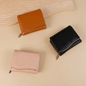 Drei minimalistische Bifold-Ledergeldbörsen in Macaron-Farben mit goldener Metallverzierung