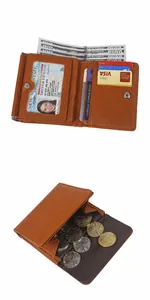 Dettaglio del portafoglio in pelle marrone con scomparti per carte e portamonete
