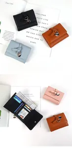 Détail des fentes pour cartes et de la fenêtre ID d'un portefeuille en cuir grainé