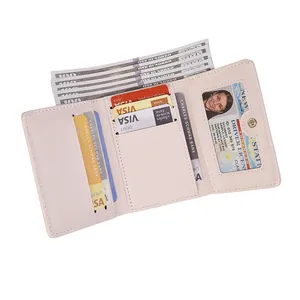 Portefeuille compact à trois volets en cuir rose pâle avec fentes pour cartes et billets