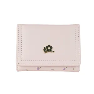 Petit portefeuille rose en cuir à trois volets avec motif floral et boucle fleur dorée