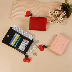 Petit Portefeuille Court pour Femme en Cuir PU Grainé Litchi Bifold Porte-cartes Avec Pendentif Cerise Mignon Porte-monnaie à Fermeture Éclair