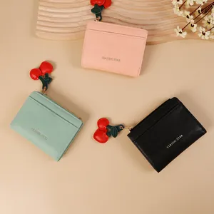 Trois portefeuilles cerise en cuir PU en rose, vert et noir avec des styles classiques
