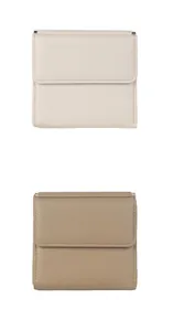 Vista verticale di portafogli corti beige e kaki con trama a grana e cuciture precise