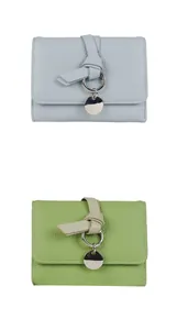 Détail de portefeuilles en cuir pour femmes avec texture litchi et pendentif anneau noué