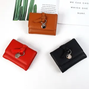 Portefeuille Court à Trois Volets pour Femme en Cuir PU Grain de Litchi Porte-Cartes Avec Pendentif en Métal