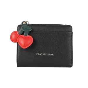 Portefeuille en cuir grainé noir avec pendentif cerise et fente pour cartes