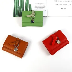 Petits portefeuilles en cuir macaron vert, caramel et rouge avec texture et breloques