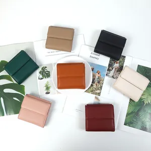 Portafogli minimalisti in pelle a grana litchi in sette colori su sfondo lifestyle raffinato