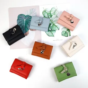 Portefeuilles en cuir grainé aux couleurs macaron avec charms en anneau métallique