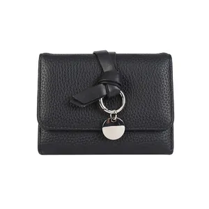 Portefeuille élégant pour femme en cuir noir grainé avec anneau métallique et nœud décoratif