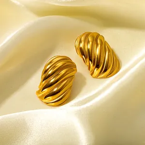 Goldene gedrehte Muschel-Ohrstecker mit poliertem 18k Finish im französischen Vintage-Stil