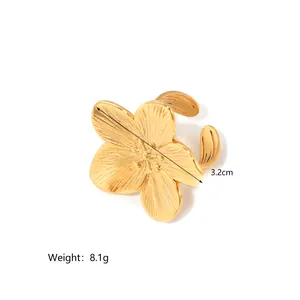 Detail view of 18k gold butterfly flower ring with 3.2cm diameter and fine textures
