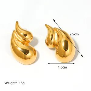 Detailed view of teardrop gold-plated earrings with dimensions 2.5cm x 1.8cm and 15g weight