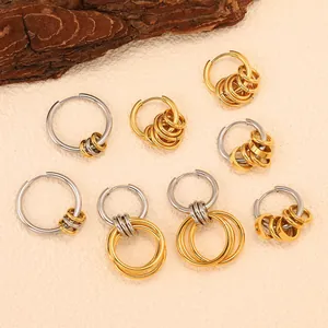 Pendientes de aro de acero inoxidable bicolor de 18K con pequeños anillos colgantes