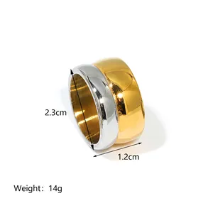 Vue macro de la bague large bicolore en acier inoxydable plaqué or 18 carats et argent