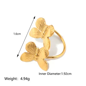 Detailed view of 18K gold bow ring with measurements: 1.6cm length and 1.92cm inner diameter