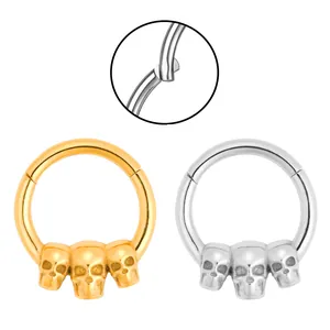 Septum-Ring aus Edelstahl mit Klappscharnier und drei Totenköpfen in Gold und Silber
