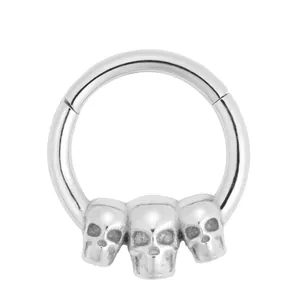 Chirurgenstahl-Gliedsegmentring mit drei kleinen Totenköpfen im Gothic-Rock-Stil